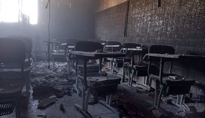 Incêndio de pequenas proporções destrói sala de aula de escola particular em Arapiraca