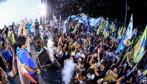 Rodrigo Cunha arrasta multidão na “Caminhada da Virada e da Vitória” em Maceió