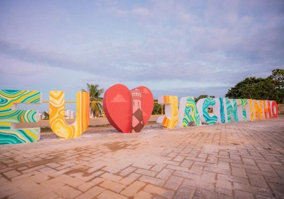 Prefeito JHC inaugura totem 'Eu amo Jacintinho'