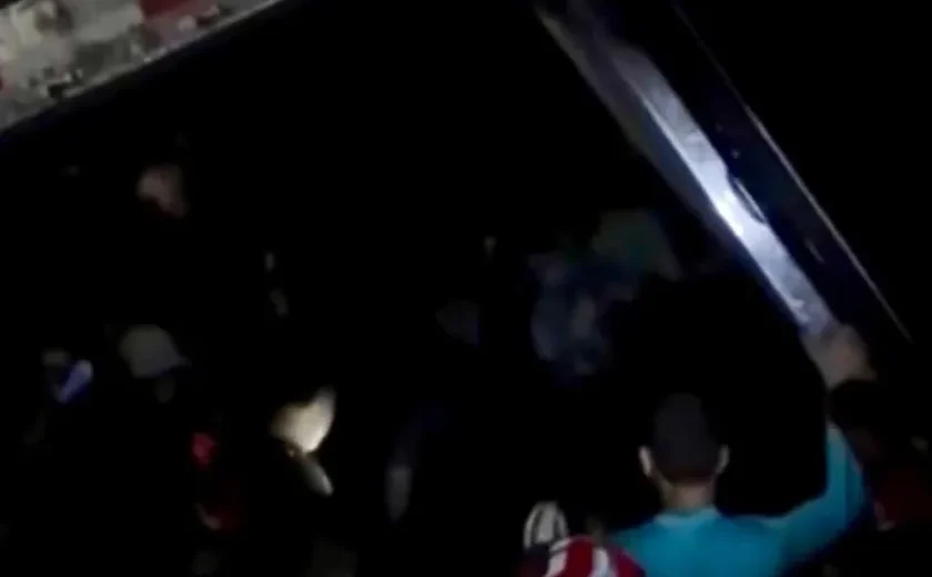 Imagens registram pessoas saqueando carga de carne após carreta capotar na BR-101