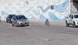 Mulher é flagrada fazendo necessidades em faixa de pedestres na Praia do Francês