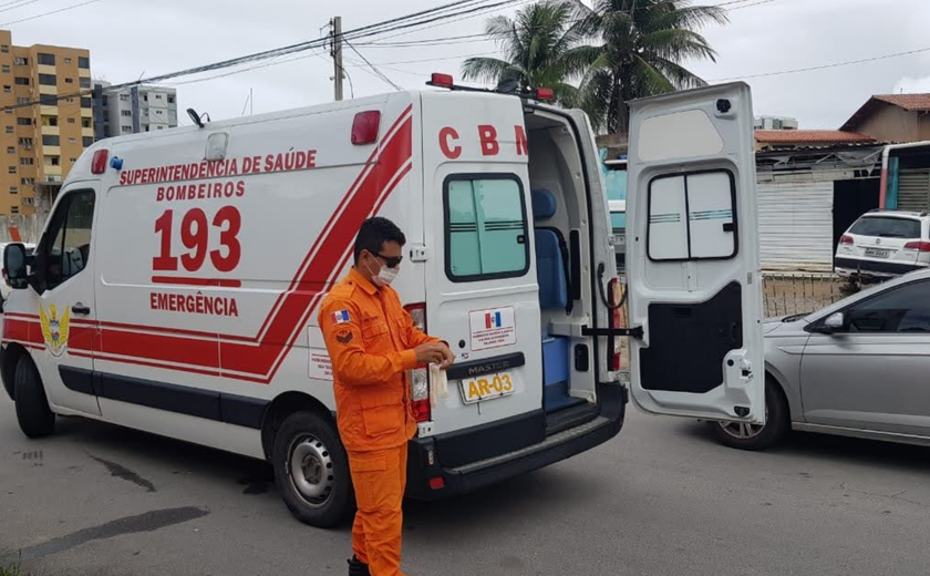 Bombeiros socorrem homem após colisão entre carro e motocicleta na Santa Amélia