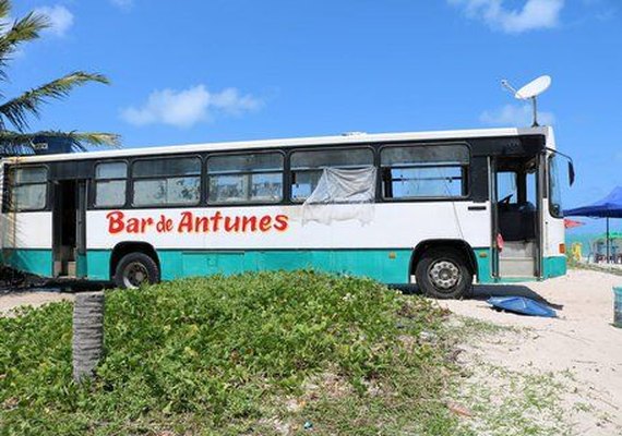 Ônibus-bar faz sucesso na Praia de Antunes, na cidade de Maragogi