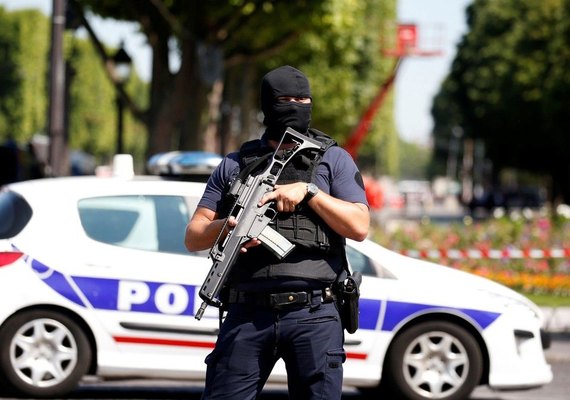 Morto em incidente na Champs-Élysées era conhecido das forças de segurança