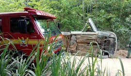 Carro capota após motorista perder o controle em Marechal Deodoro