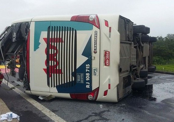 Acidente com ônibus deixa 20 pessoas feridas no interior de SP