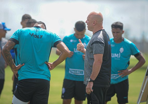 CSA confirma mais reforços e deve mudar time amanhã
