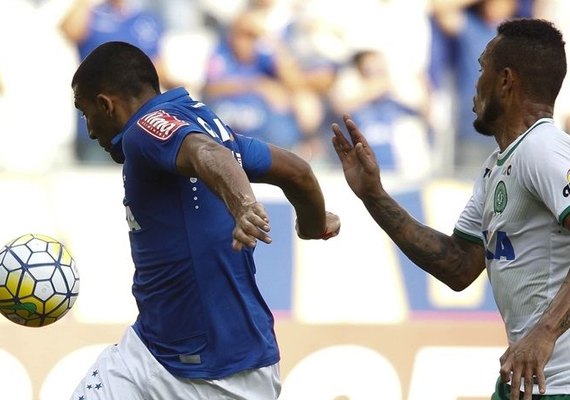 Cruzeiro perde pênalti e empata com a Chapecoense no Mineirão