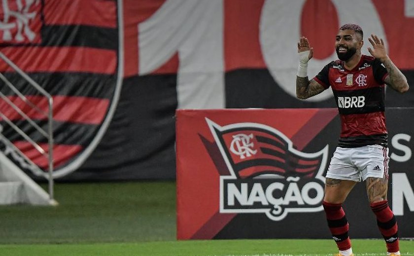 Flamengo vence Vasco e se aproxima do líder Internacional