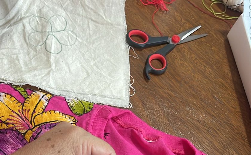Projeto gratuito leva oficina de bordado para pacientes psiquiátricos no sertão alagoano