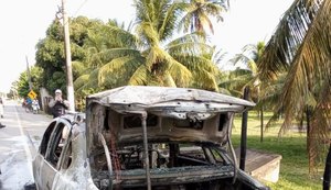 Carro pega fogo na AL-215, na cidade de Marechal Deodoro