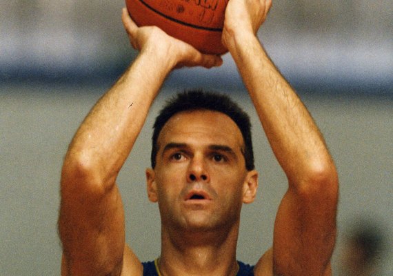 Imprensa internacional repercute a morte de Oscar Schmidt: 'Lenda'