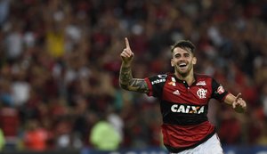 Flamengo vence de virada e fica em vantagem na semifinal