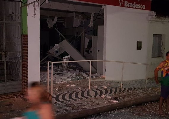 Bandidos explodem duas agências bancárias e uma lotérica no Sertão