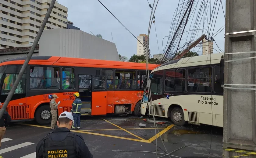 Acidente entre dois ônibus do transporte coletivo deixa mais de 40 feridos