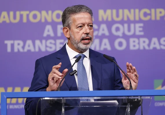 Arthur Lira participa da solenidade no Planalto e é reconhecido por papel central na lei que garante isenção de IR para 15 milhões de brasileiros