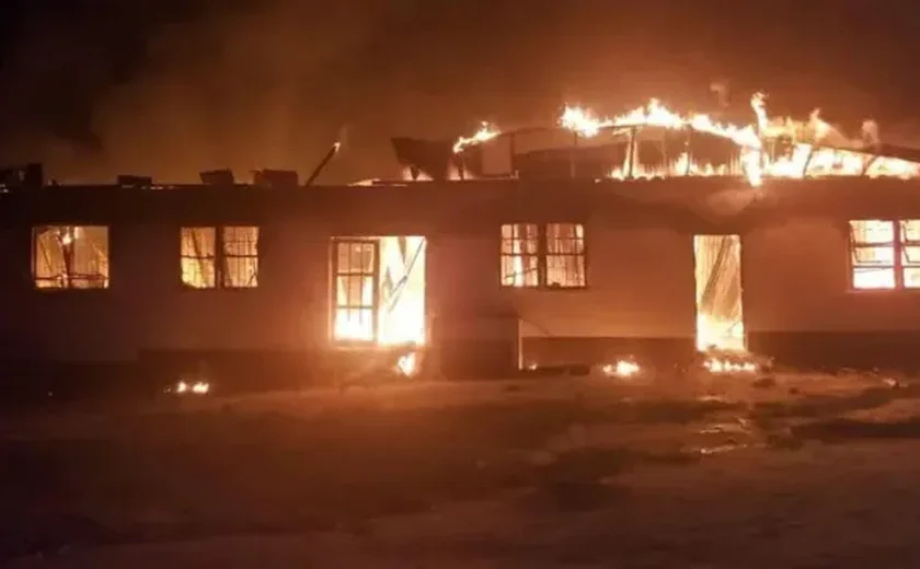 Incêndio em dormitório estudantil deixa 20 mortos