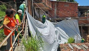 Mais de 17 mil metros quadrados de lonas são aplicados em áreas de risco em Maceió