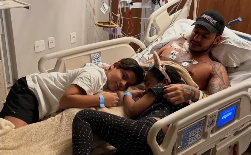 Cantor Hungria surge pela primeira vez após internação e brinca: 'Tomar uma'