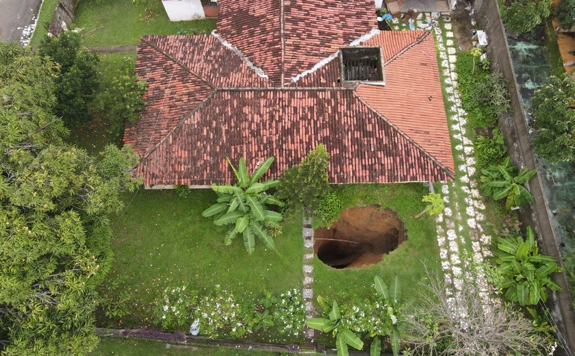 Cratera surge dentro de terreno em imóvel no Pinheiro
