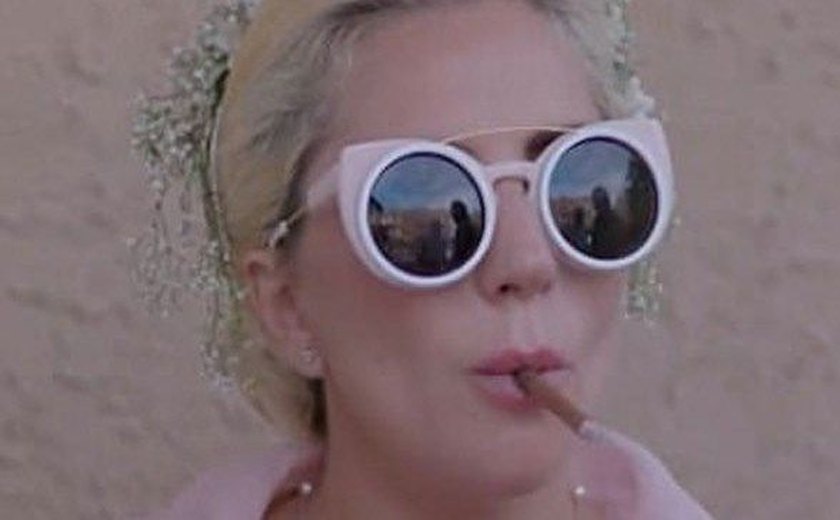 Lady Gaga causa polêmica ao fumar maconha em documentário