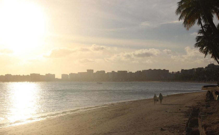 Prefeitura de Maceió retira sargaço da praia após receber intimação do IMA