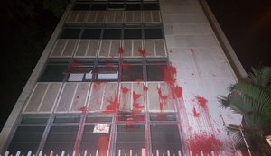 Prédio de Cármen Lúcia em Belo Horizonte é pichado com tinta vermelha