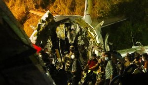 Avião sofre acidente na Índia e ao menos 2 pessoas podem estar mortas