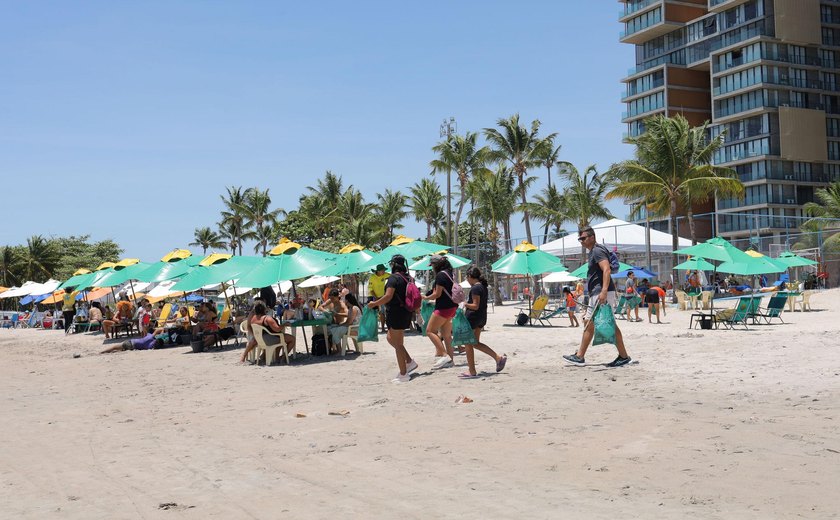 Mutirão recolhe mais de 48 kg de resíduos na praia da Pajuçara