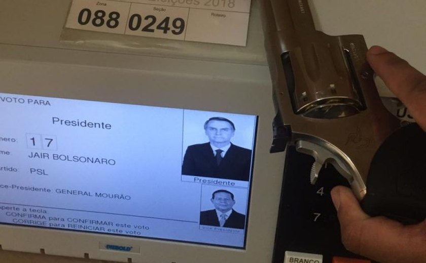 Eleitores de Bolsonaro postam foto e vídeo com armas na urna