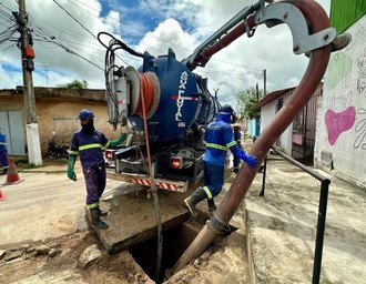 Mais de 400 toneladas de entulhos do sistema de drenagem são retirados em outubro