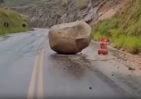 Pedra se desprende, desaba e vai parar no meio da BR-416, na Serra da Catita