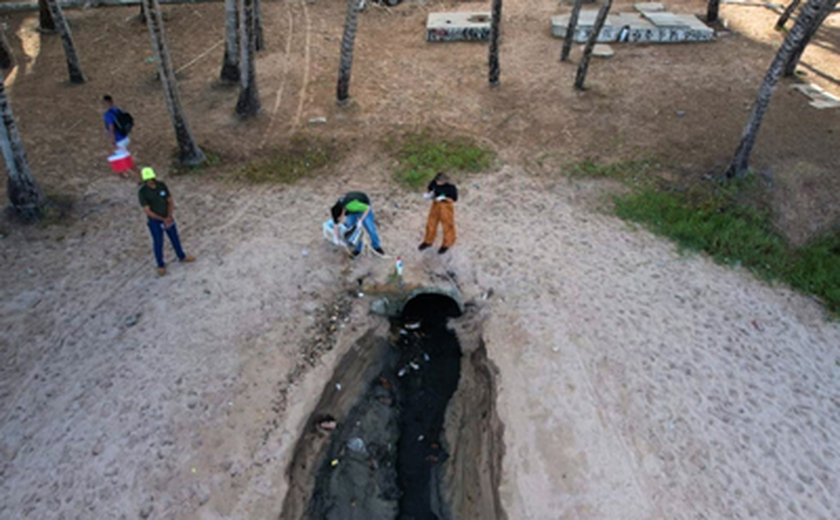 MPF apura despejo irregular de 20 mil litros de esgoto por dia no mar da Ponta Verde
