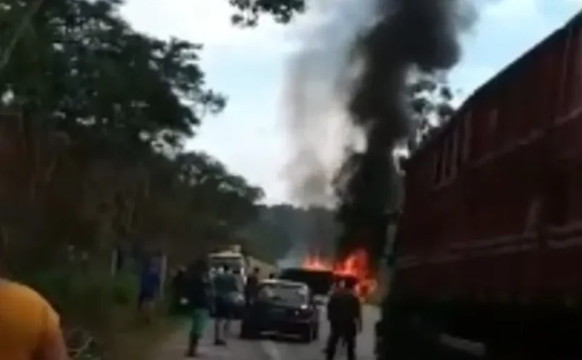 Vídeo: motorista fica ferido após caminhão capotar  e pegar fogo na BR-104