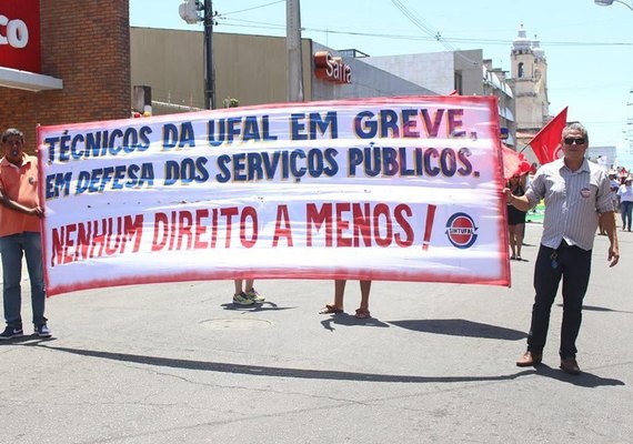 Técnicos da Ufal em greve participam de protesto contra PEC 55/16