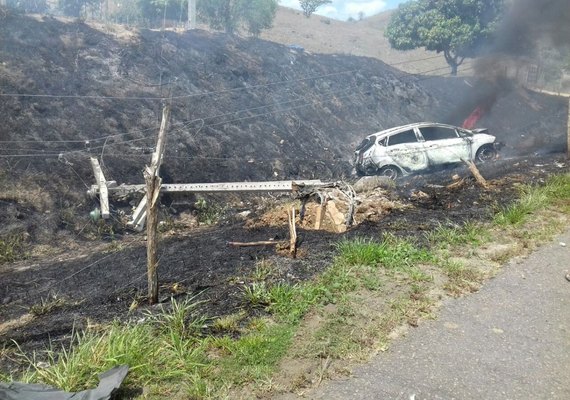 Acidente termina em colisão com poste e incêndio na BR-316 em Atalaia