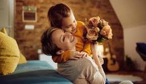 Mais afeto, menos comércio: para 45% dos brasileiros, estar junto em família é o maior presente de Dia das Mães