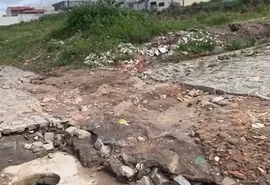 Temporal deixa rastro de destruição e isola moradores no bairro Canafístula, em Arapiraca