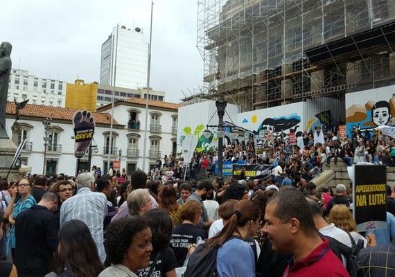 Servidores do RJ protestam contra medidas do governo estadual