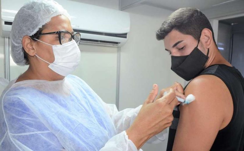 Alagoas aplica dose de reforço da vacina contra a Covid-19 em todos os adultos