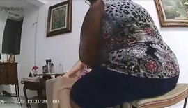 Cuidadora é presa após denúncia de maus-tratos contra idosa