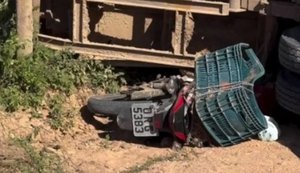 Homem morre e pessoas ficam feridas após micro-ônibus escolar tombar em cima de moto em Piranhas