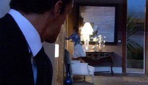 Vem aí! Ferdinand incendeia mansão de Griselda e tranca Amália no banheiro