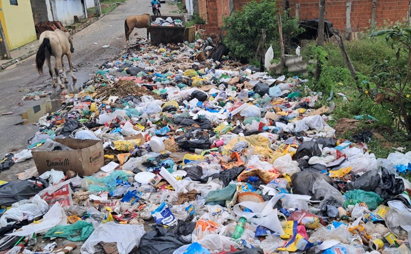Lixo se acumula em rua do Benedito Bentes e moradores relatam riscos à saúde