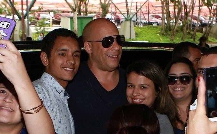 Vin Diesel é cercado por fãs ao chegar no aeroporto de Guarulhos, em São Paulo