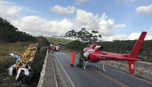 Bebê de um ano e meio está entre as vítimas de tombamento de carreta