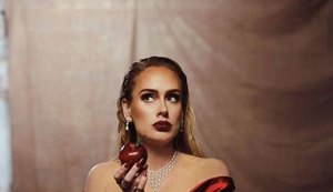 Adele aquece para clipe de 'Oh My God' com foto elegante