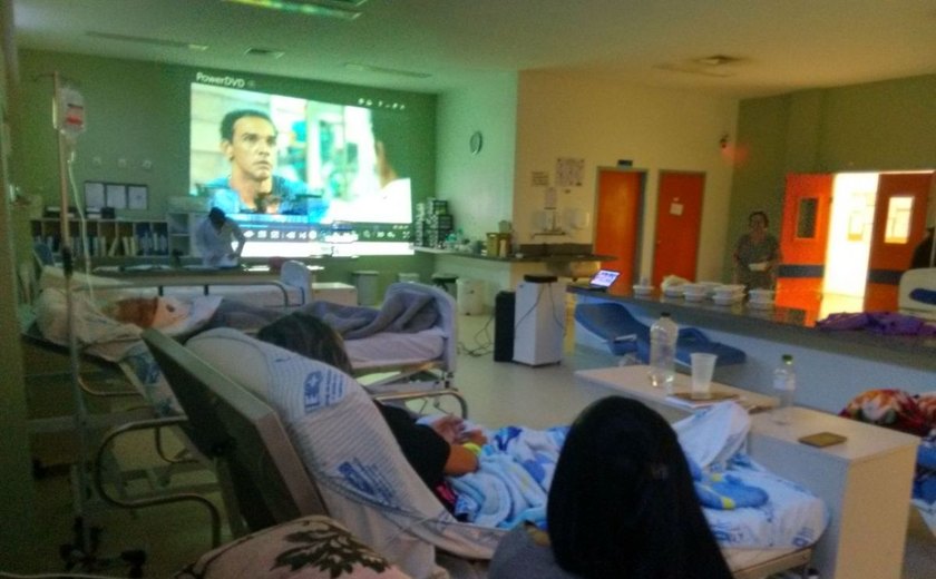 Pacientes assistem a filmes nas enfermarias do Hospital de Emergência em Arapiraca