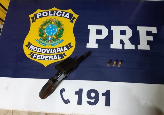 PRF prende duas pessoas que tinham acabado de roubar um homem em Palmeira dos Índios