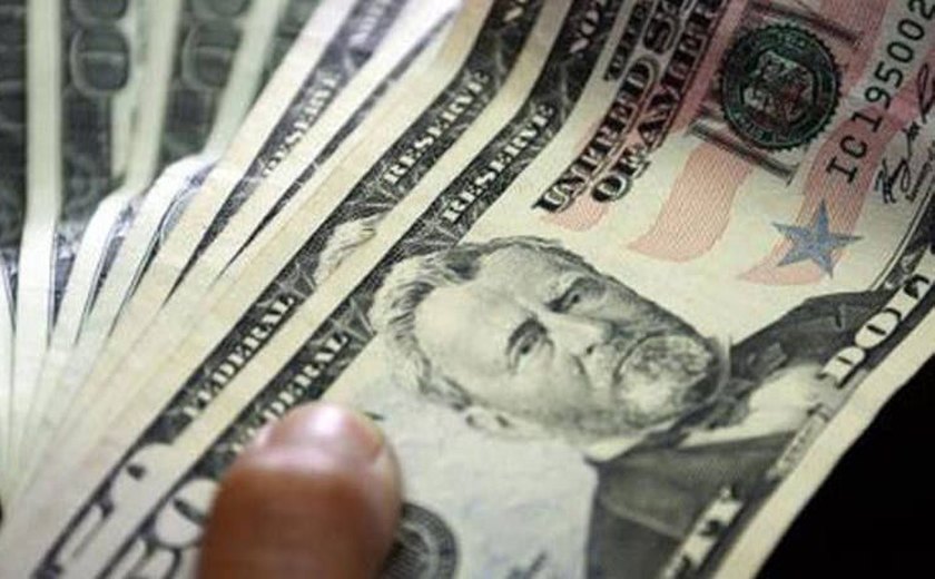 Dólar fecha em alta e encosta em R$ 3,17